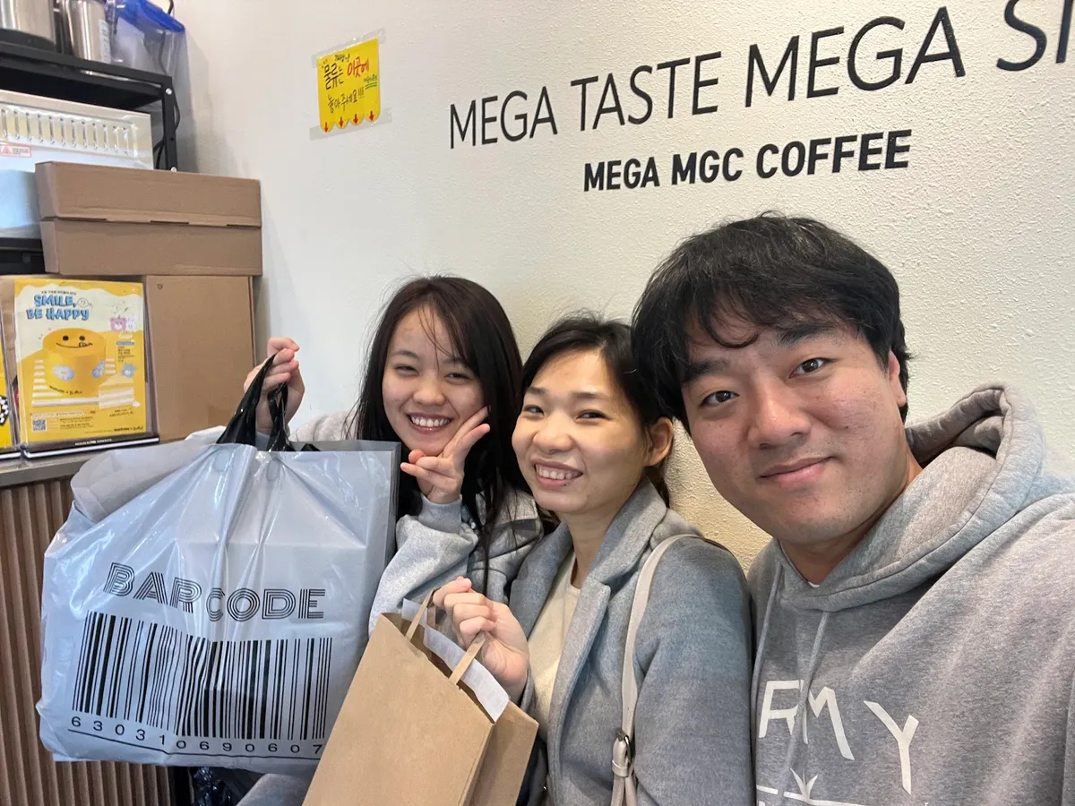 Đội VOK ghé thăm học viên trong giờ nghỉ tại Daejeon
